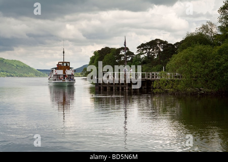 Un traghetto passeggeri sull'Ullswater, Cumbria, nel distretto del lago, UK. Foto Stock