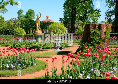 Statua dorata nei giardini del Palazzo Monplaisir a Peterhof, San Pietroburgo, Russia Foto Stock