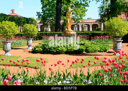 Statua dorata nei giardini del Palazzo Monplaisir a Peterhof, San Pietroburgo, Russia Foto Stock