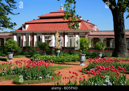 Palazzo Monplaisir a Peterhof, San Pietroburgo, Russia Foto Stock