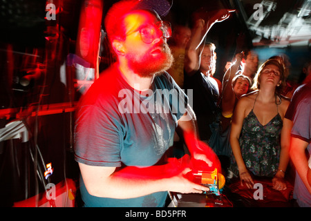 Dan Deacon ottiene la folla che va con il suo psichedelico musica elettronica inceppata. Foto Stock