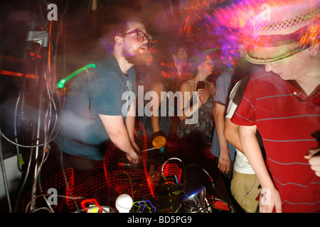 Dan Deacon ottiene la folla che va con il suo psichedelico musica elettronica inceppata. Foto Stock