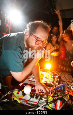 Dan Deacon ottiene la folla che va con il suo psichedelico musica elettronica inceppata. Foto Stock