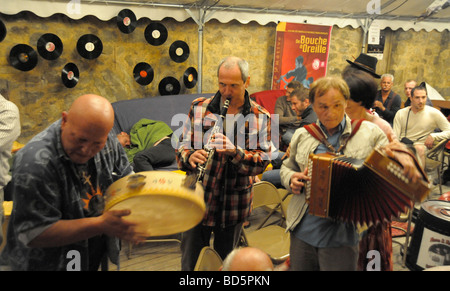 I musicisti suonano eseguendo al pubblico in francese cafe' bar Foto Stock