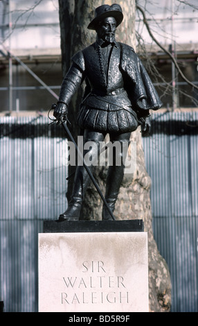 Statua di Sir Walter Raleigh in Londra Foto Stock