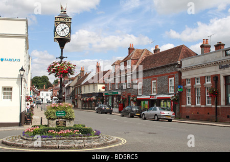 Domenica pomeriggio sulla tranquilla St George Square, High Street, Vescovo di Waltham, Hampshire, Regno Unito Foto Stock