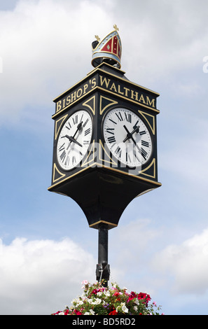 Un Giubileo orologio su St George Square, High Street, Vescovo di Waltham, Hampshire, Regno Unito. Foto Stock