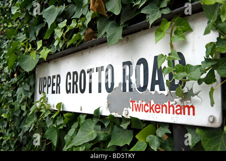 Grotta superiore road, chiamato dopo la grotta del xviii secolo scrittore e residente locale Alexander Pope, Twickenham, Inghilterra Foto Stock