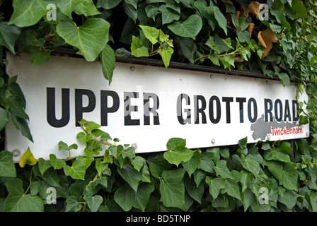 Grotta superiore road, chiamato dopo la grotta del xviii secolo scrittore e residente locale Alexander Pope, Twickenham, Inghilterra Foto Stock