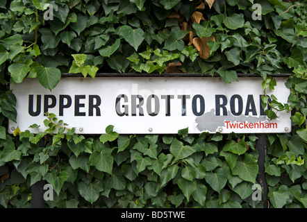 Grotta superiore road, chiamato dopo la grotta del xviii secolo scrittore e residente locale Alexander Pope, Twickenham, Inghilterra Foto Stock