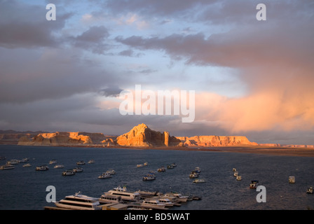 Tramonto sul porto turistico sul Lago Powell a pagina, Arizona Foto Stock