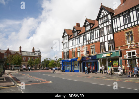 Lytham St Annes Lancashire Inghilterra UE vista lungo la Clifton Street la frequentata zona per lo shopping di Lytham Foto Stock