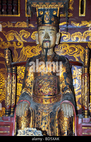 Statua di Le Monarch Le Dai Hanh Temple Hoa Lu Ninh Binh Provincia Nord Vietnam Foto Stock