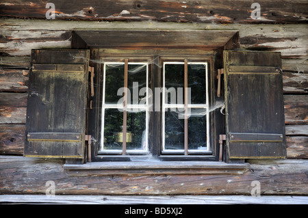 Finestra di una vecchia capanna in legno Foto Stock