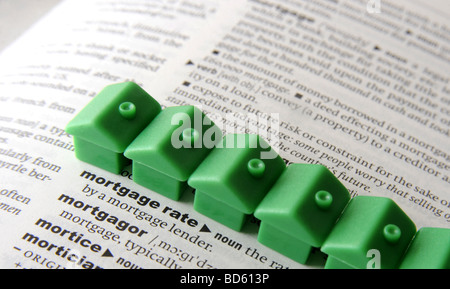 Piccole case sul dizionario con tasso ipotecario DEFINIZIONE, re di alloggiamento di proprietà di mercato gli acquirenti scaletta prima volta l'economia UK Foto Stock