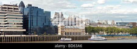 Vecchio Mercato Billigsgate sul Lower Thames Street Londra Inghilterra Regno Unito Europa circondata da ufficio blocchi sul Fiume Tamigi Foto Stock