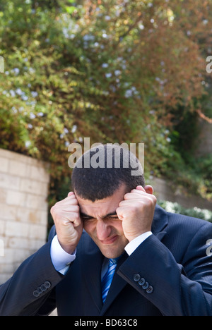 Business man in testa le mani all'aperto Foto Stock