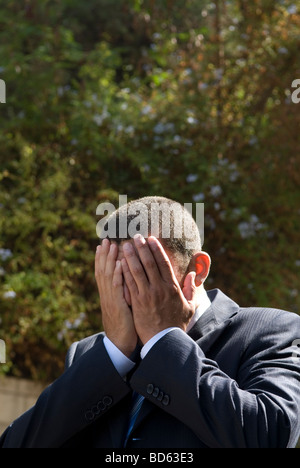 Business man in testa le mani all'aperto Foto Stock