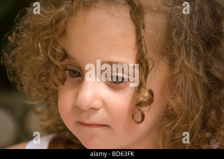 La bionda bambina da 3 a 4 anni in piedi nel giardino sulla parete di  roccia su una mattina d'estate in sun abito, STATI UNITI D'AMERICA Foto  stock - Alamy