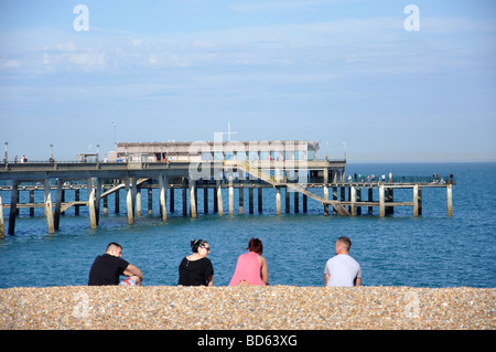 La spiaggia e il molo della trattativa, trattare, Kent, England, Regno Unito Foto Stock