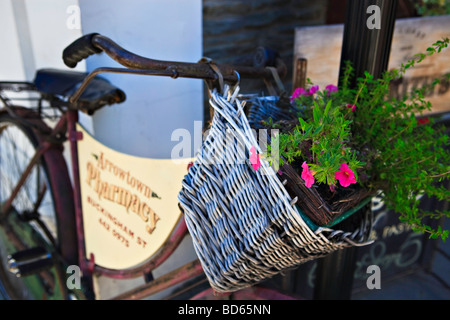 Vecchia bicicletta al di fuori della farmacia storica Arrowtown Central Otago Isola del Sud della Nuova Zelanda Foto Stock