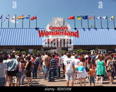 Persone rivestite fino all'ingresso del Canada's Wonderland Amusement Park Foto Stock