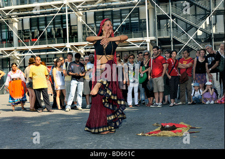 Parigi Francia, la folla di turisti, al di fuori di George Pompidou Museo, guardando la femmina ballerino indiano, 'Sstrada Performer" su Plaza Foto Stock