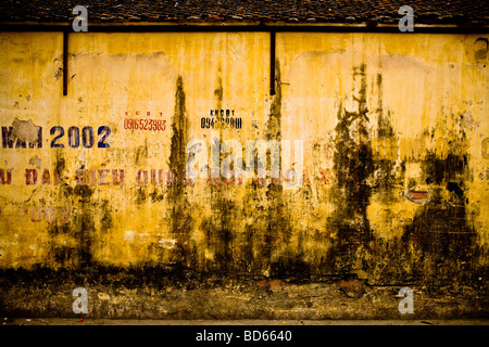 Un vecchio muro cadente in Hanoi Vietnam Foto Stock