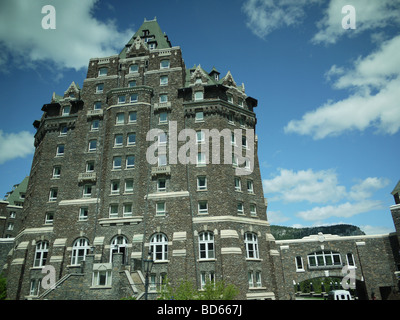 Hotel Fairmont dal fiume Bow cade a Banff National Park in Alberta Canada Foto Stock