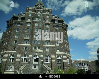 Hotel Fairmont dal fiume Bow cade a Banff National Park in Alberta Canada Foto Stock