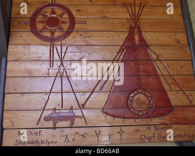 Legno scolpito raffigurante tepee al di fuori del primo museo delle nazioni a Banff National Park in Alberta Canada Foto Stock