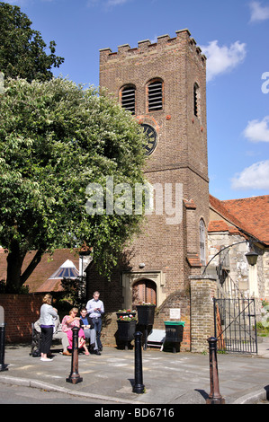 La Chiesa di San Nicola, Piazza della Chiesa Vecchia Shepperton, Surrey, England, Regno Unito Foto Stock