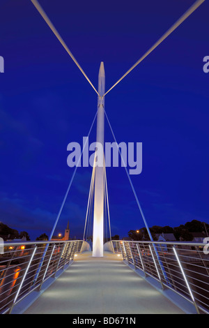 Illuminazione artificiale si illumina un ponte pedonale su fiume Moy, Ballina, Co.Mayo, Irlanda al crepuscolo Foto Stock