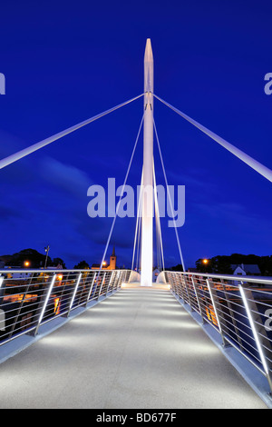 Illuminazione artificiale si illumina un ponte pedonale su fiume Moy, Ballina, Co.Mayo, Irlanda al crepuscolo Foto Stock