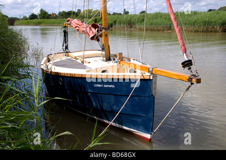 Barca a vela ormeggiata sul fiume Alde, vicino a Snape Maltings, Suffok, Inghilterra Foto Stock