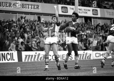 Aston Villa v West Bromwich Albion 1 gennaio 1985 Colin Gibson celebra il suo obiettivo con Mark Walters. Foto Stock