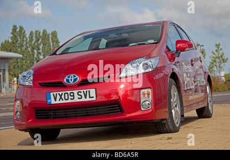 Vista frontale red Toyota Prius T3 Hybrid auto parcheggiate CHELTENHAM REGNO UNITO Foto Stock