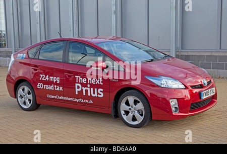 Rosso nuova Toyota Prius T3 Hybrid auto parcheggiate CHELTENHAM REGNO UNITO Foto Stock