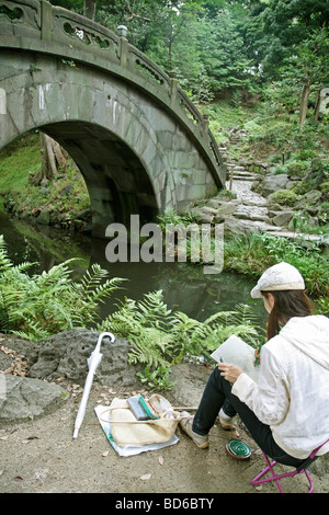 Ragazza della pittura. Engetsukyo Koraku Koishikawa-en giardini. Tokyo. Giappone Foto Stock