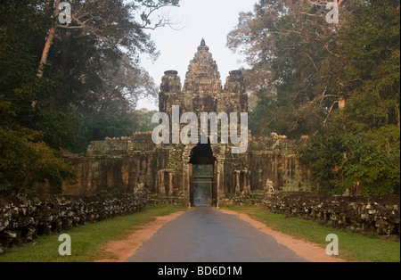 Il grande 23m alto Porta Vittoria a est di Angkor Thom. Parte del grande complesso tempio costruito alla fine del XII secolo. Foto Stock