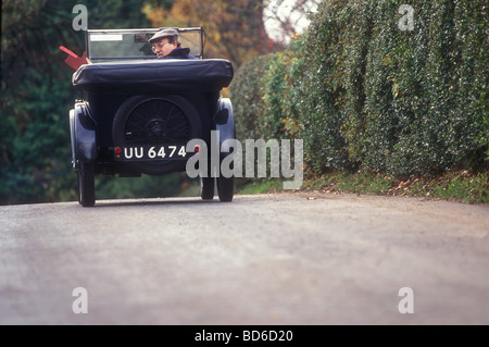 1930 s Austin 7 girando a sinistra per una strada di campagna REGNO UNITO Foto Stock