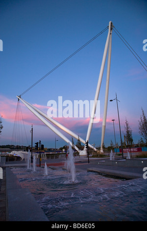 Moderna passerella pedonale oltre il Fiume Usk in Newport South Wales UK. Newport è la casa della Ryder Cup nel 2010 Foto Stock