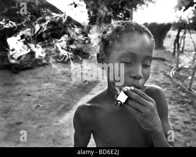 Alio lama imita il suo fratello più anziano e rende un fake sigaretta fuori di erba e la carta sempre più i ragazzi si stanno muovendo per la Foto Stock