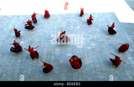 Il Bhutan l'ultimo SHANGRI LA 3 monaci buddisti pratica una danza nella zona orientale del villaggio di Trashi Yangtse il piccolo Himalayan Foto Stock