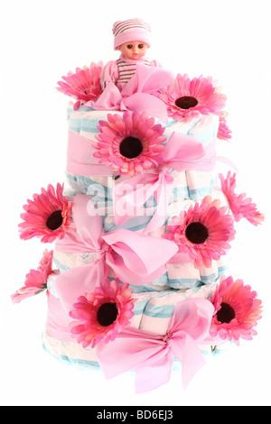 Torta di compleanno fatta di pannolini con fiori di colore rosa e la bambola sulla parte superiore. Un regalo perfetto per un neonato. Isolato su bianco Foto Stock