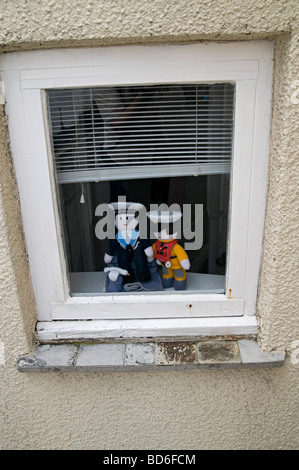 Un paio di tessuti lavorati a maglia peluche in una finestra in St ives cornwall Foto Stock