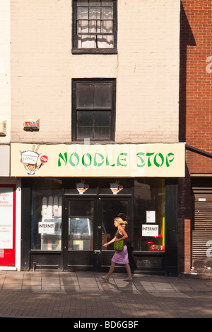 Il Noodle stop shop store in Norwich Norfolk Regno Unito con un internet café Foto Stock
