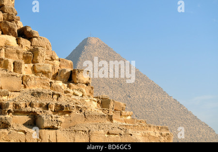 Twin piramidi di Cheope Khufu e Khafre Chephren nella Necropoli di Giza vicino al Cairo in Egitto Foto Stock