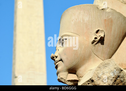 Dettaglio della statua del dio Amon Re con obelisco al Tempio di Karnak complesso nei pressi di Luxor in Egitto Foto Stock