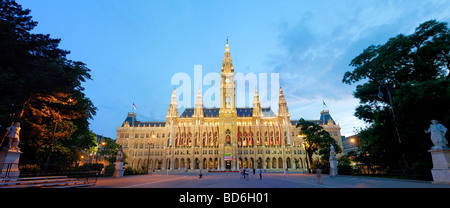 Alta risoluzione panorama del Neues Rathaus Vienna il neo-gotico del Municipio Foto Stock